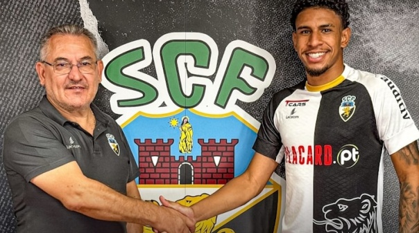 Lateral brasileiro Paulo Victor reforça Farense por duas épocas