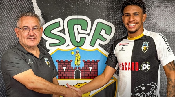 Extremo franco-argelino Mehdi Merghem reforça Farense