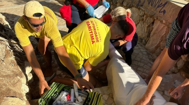 Mulher sofreu queda no acesso à praia da Marinha