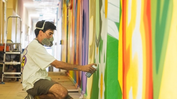 Escola Básica de Altura ganha “nova vida” com graffitis de Basap