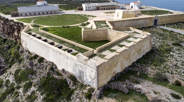 Exposição internacional sobre "Perspectivas de Abril" e concerto de Pedro Branco na Fortaleza de Sagres