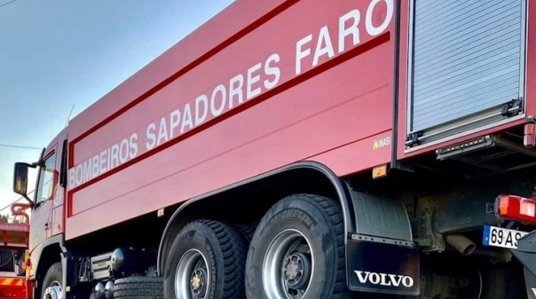 Companhia de Sapadores Bombeiros de Faro reforça combate a incêndios no Norte 