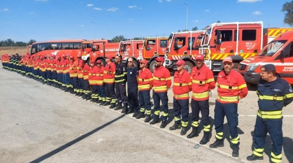 64 operacionais e 12 veículos dos corpos de bombeiros do Algarve combatem incêndios no Centro do País