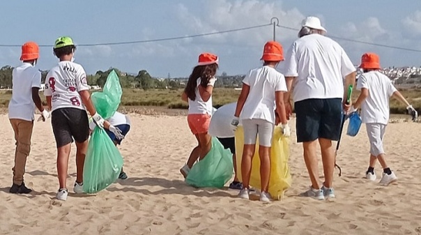 Praia de Armação de Pêra dá mote para sensibilização global sobre lixo marinho