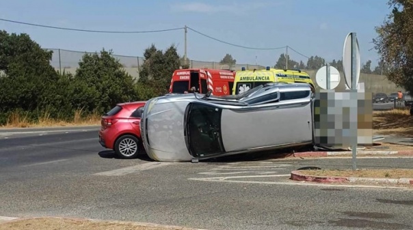 Colisão entre dois automóveis na EN125 provocou um ferido grave e outro ligeiro