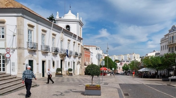 Panos brancos nos edifícios municipais de Loulé no Dia Internacional da Paz