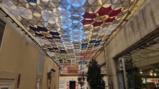 União das Freguesias de Faro instalou toldo em crochet na Baixa da cidade