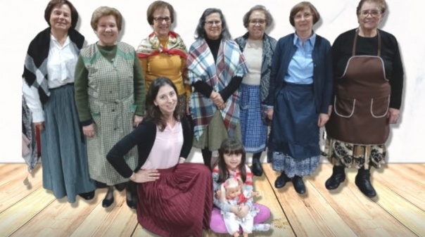 Grupo de Teatro Comunitário Mulheres do Alto atua no Calçadão de Quarteira