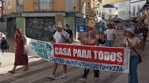 Três dezenas de manifestantes em Faro exigiram uma casa para todos