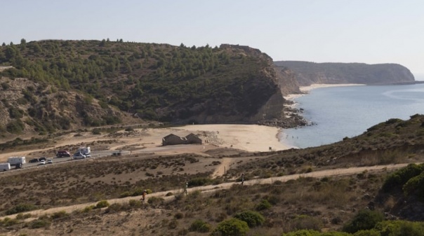 Duas praias de Vila do Bispo interditas a banhos devido ao derramamento de crude