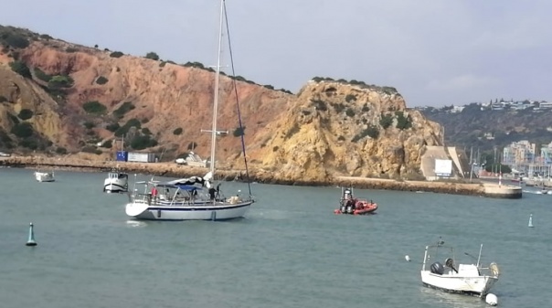 Estação salva-vidas de Ferragudo auxiliou cinco tripulantes de veleiro em Albufeira