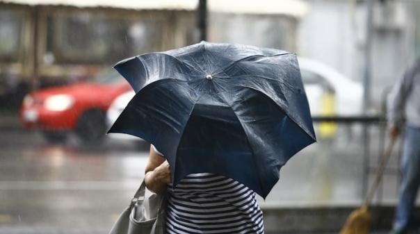 Chuva intensa alagou estradas, caves e lojas em Albufeira e Olhão