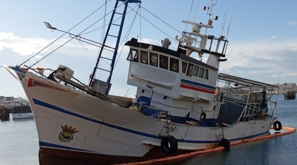 Embarcação encalhou na rampa da doca de pesca do Arade