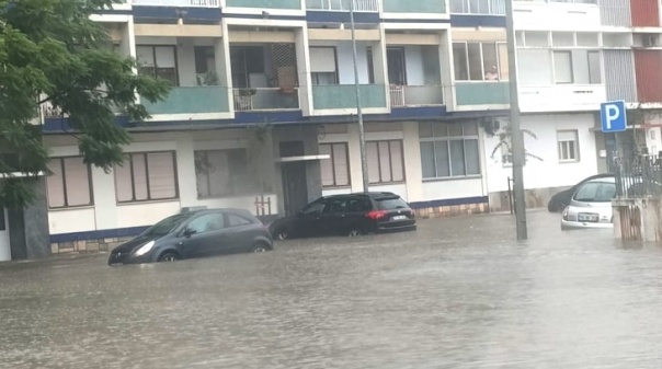 Chuva intensa provoca inundações na cidade de Olhão