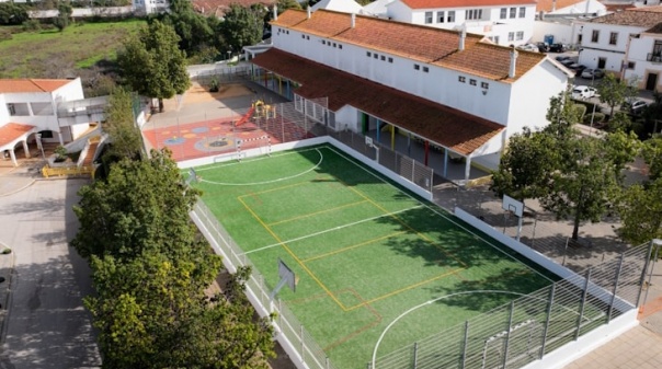 Município substituiu piso do campo de jogos da Escola Básica de Lagoa