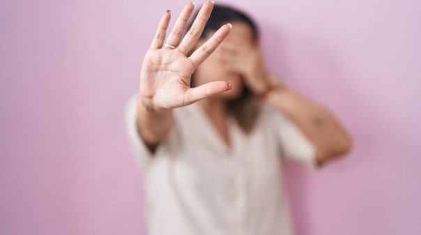 Duas mulheres contam como fugiram da violência doméstica