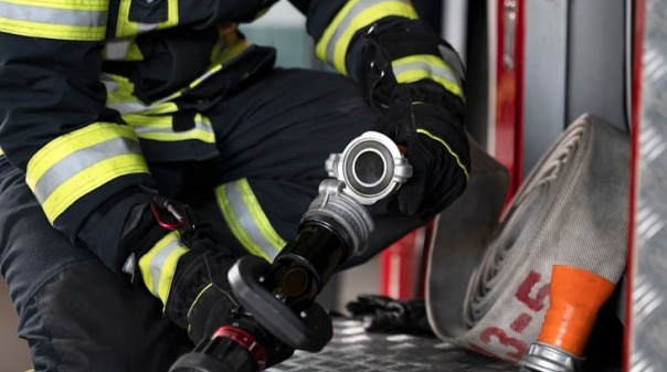 Um ferido e um deslocado após incêndio num armazém na Freguesia de Boliqueime 