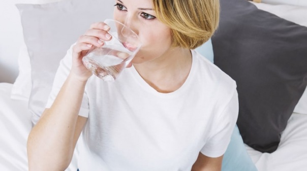 5 boas razões para beber pelo menos 2 litros de água por dia