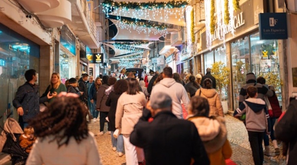 Município de Portimão oferece a 7.350 alunos vales de 15 euros para compras no comércio local