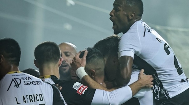 Farense bate Estrela da Amadora e regressa aos triunfos na I Liga