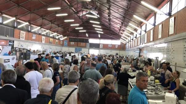 Mercados de Olhão promovem showcooking de feijoada de litão com o Chef Caetano