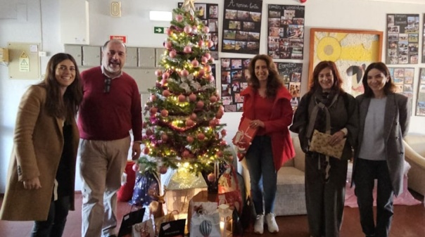 Trabalhadores da CCDR Algarve levaram presentes a crianças e jovens de duas instituições