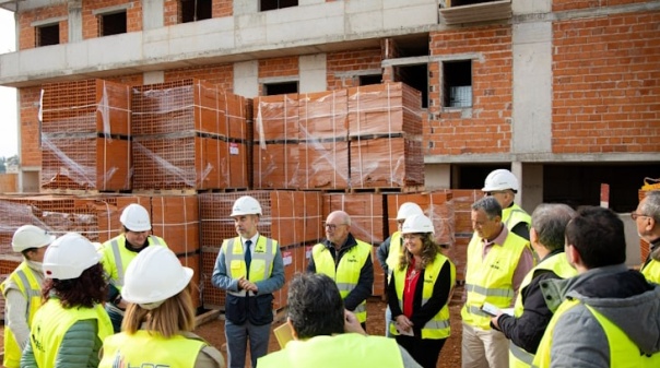 Executivo da Câmara de Lagoa promoveu visita a obras no concelho 