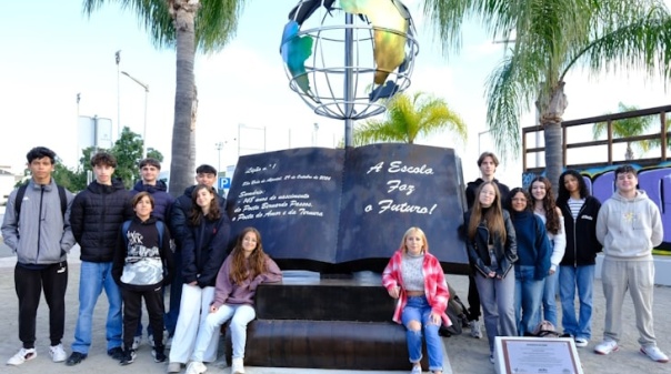 Jovens de São Brás de Alportel inauguraram monumento de homenagem à educação