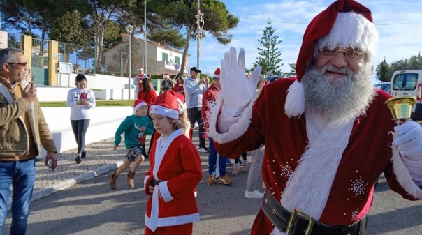 Desfile de pais Natal encheram de cor a praia do Carvoeiro 