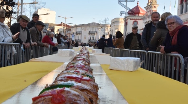 Câmara de Loulé partilha bolo-rei "gigante" com música de Nuno Guerreiro 