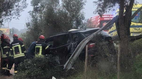 Mulher em estado grave após violenta colisão no IC1 