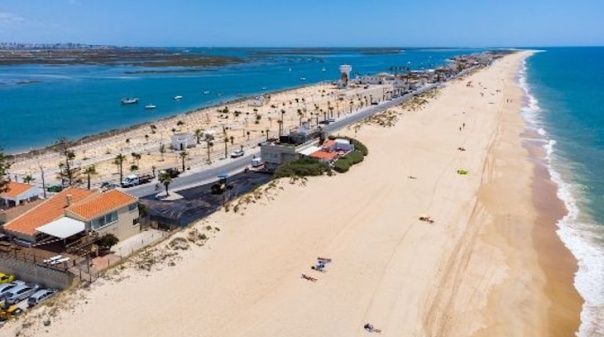 Moradores do extremo nascente da Praia de Faro não querem abandonar as casas