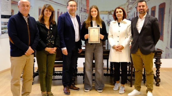 Jovem vencedora do concurso “Segue a Tua Natureza” recebeu "louvor" do Município 