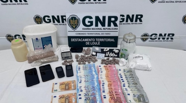 GNR detém traficante em Quarteira na posse de 1.400 doses de estupefacientes  