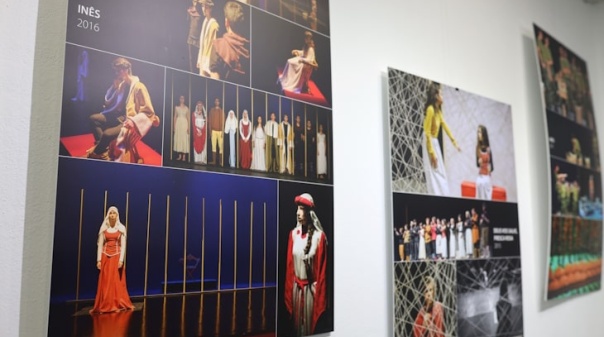 Exposição na EMARP celebra 30 anos de trabalho do grupo "O Teatro da Caverna" 