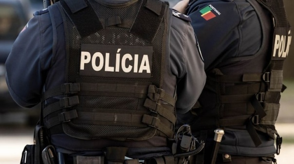 Homem detido em Vila Real de Stº António por agredir e roubar namorada em fim de relação 