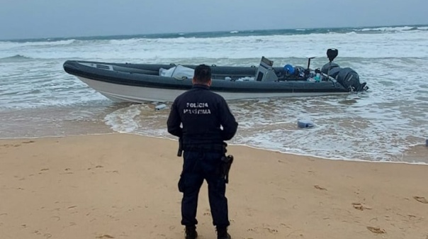 Embarcação suspeita de narcotráfico apreendida na praia de Faro