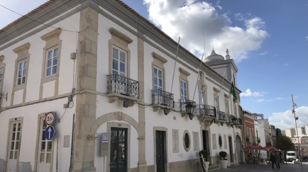 Câmara de Loulé inicia processos para demolir 140 casas de madeira ilegais