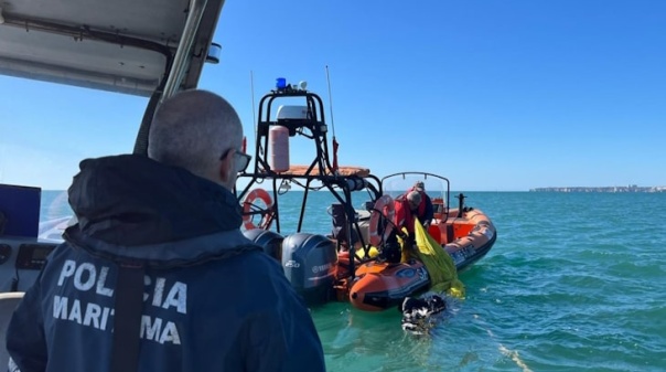 Quatro paraquedistas auxiliados junto à praia dos Três Irmãos em Portimão