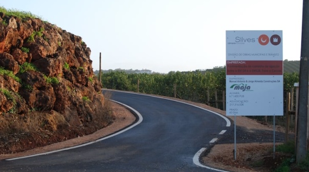 Município de Silves concluiu pavimentação de caminho em Torre e Cercas