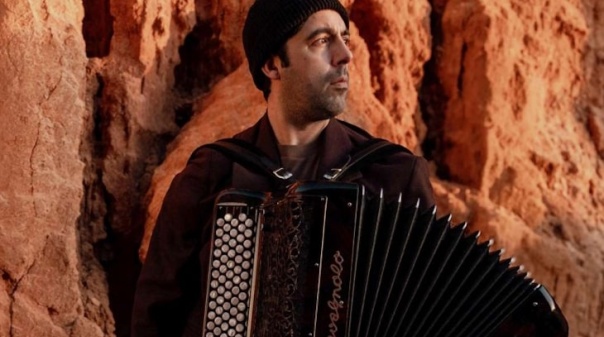 João Frade lança "Terra Ruiva" e apresenta concertos no Algarve