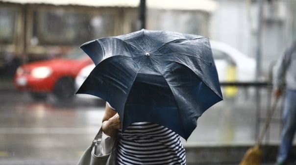 Mau Tempo: Cinco distritos do continente sob aviso laranja na quarta-feira devido à chuva