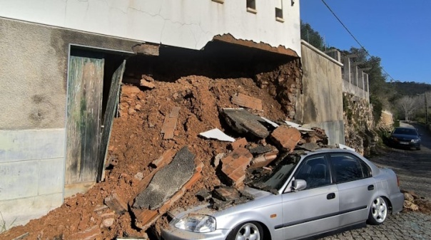 Queda de muro destrói carro em Aljezur 